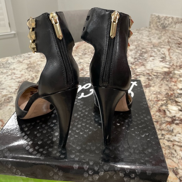 Black, leather, high heels, gently worn, soft leather, very comfortable. - Picture 3 of 4